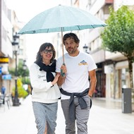 Para algunas personas decidir qué ponerse un día de lluvia es una tarea ardua algunas veces, y hacerlo en un temporal puede resultar todavía más difícil por la complicación del viento. Los #pantalones y las botas serán un acierto seguro, pero también tenemos otros aliados que nos ayudarán a resolver el #ootd como las #gabardinas, una #faldavaquera con unas medias negras para construir un #lookcebolla 

#casualwear 
#aesthetic 
#outfitcasual 
#layeroutfits