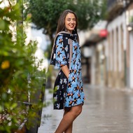 Las flores no son sólo para la primavera. Los motivos botánicos se encumbran como una de las grandes tendencias de este otoño. En este vestido de @companiafantastica el estampado floral contrasta colores como el azul con tonos naranja y negro que les aporta una mirada divertida. 
El color está presente en estampados y también en las piezas de punto para #ootd que elevan el tono a los días grises.

#vestidoestampado 
#prendaspunto 
#vestidosotoño